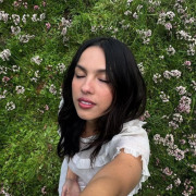 Confira letra e tradução de "serena joy": faixa feminista de Olivia Rodrigo