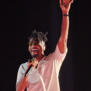 Atração do Rock in Rio, Jon Batiste dá prévia com "Mais Que Nada" em Curaçao