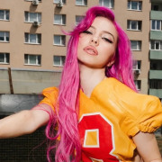 Livramento? Adéla supera KATSEYE na parada global do Spotify