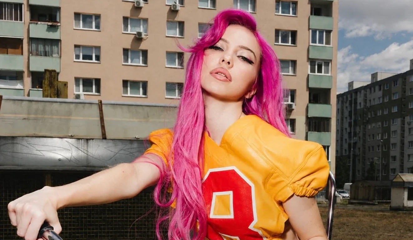 Livramento? Adéla supera KATSEYE na parada global do Spotify