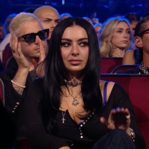 Charli XCX fez cara feia para Taylor Swift no VMA 2026?