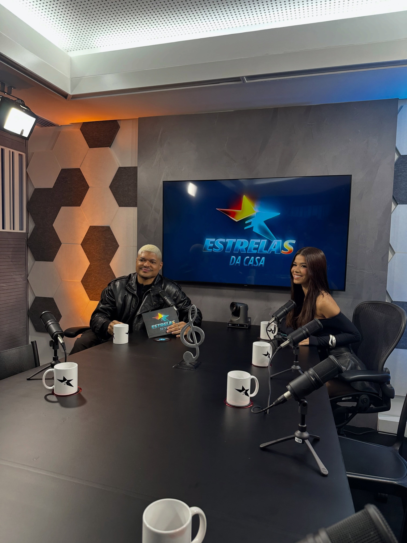 Flávio Saturnino e Tília participam do “Estrelas da Casa” em papo sobre fãs, fandoms e carreira