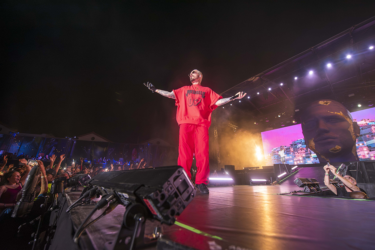 J Balvin canta com Ryan Castro em Curaçao e gera expectativa por feats. no Rock in Rio