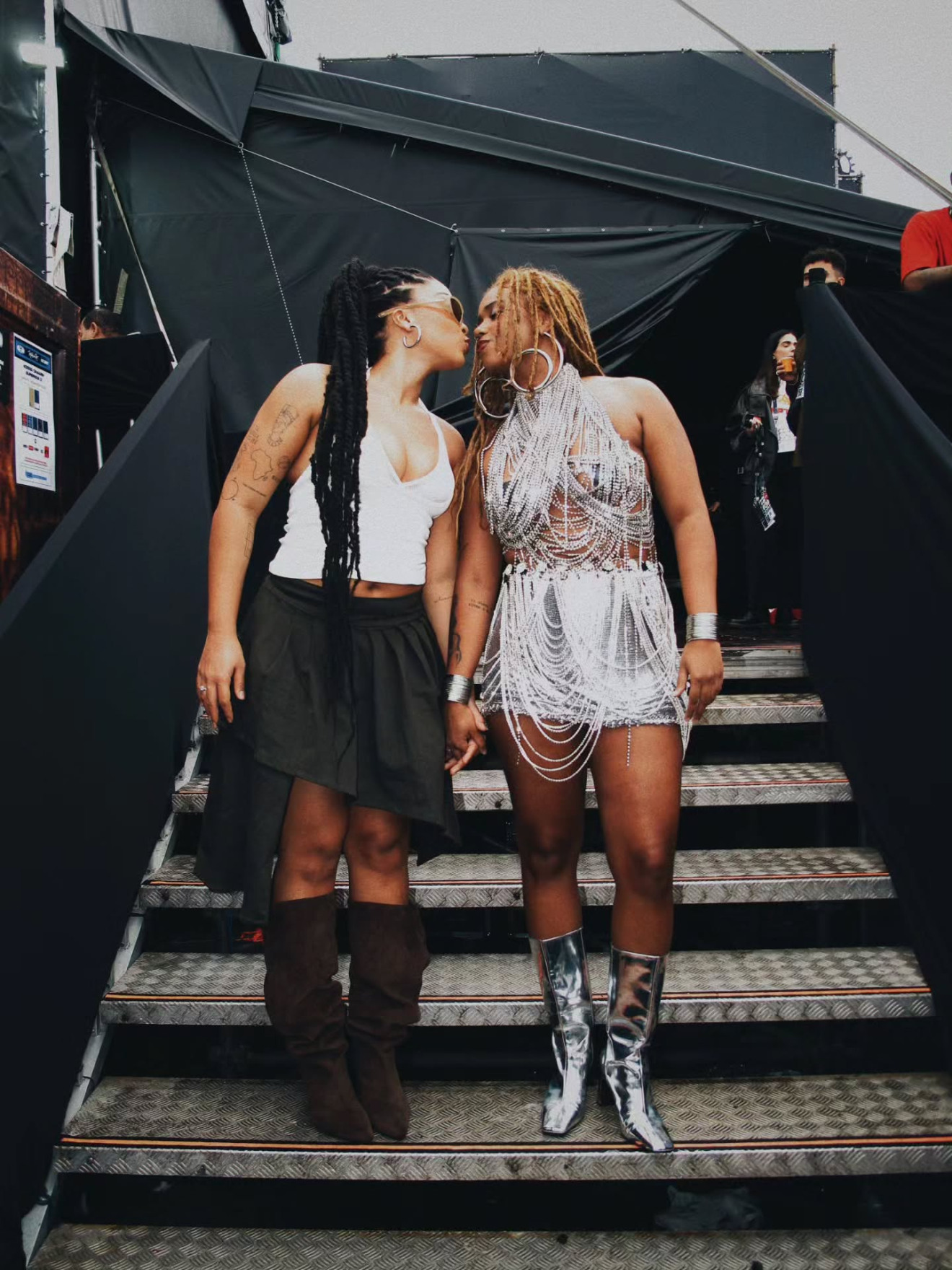 Cantora Melly rebate homofobia por dançar com namorada no Rock in Rio: "Mal da ignorância"
