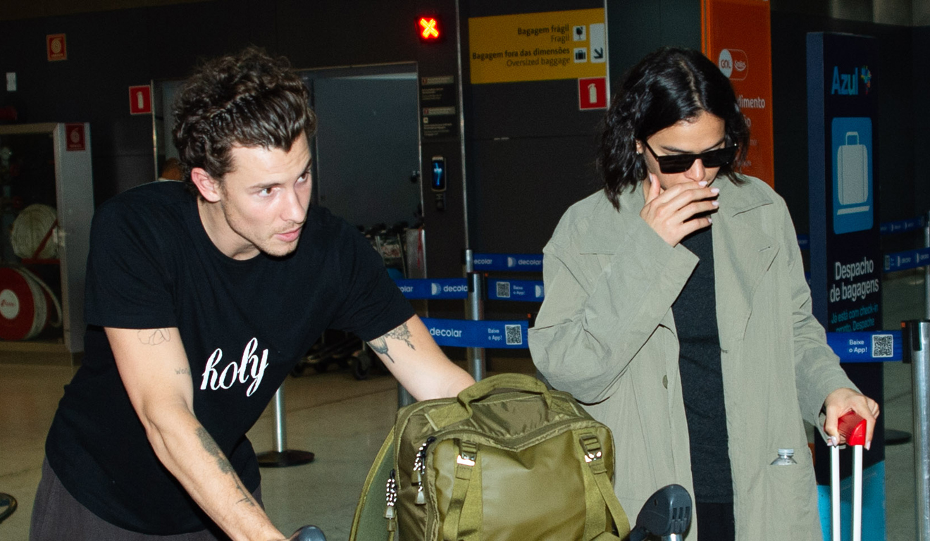 Shawn Mendes e Bruna Marquezine desembarcam no Brasil às vésperas do aniversário de namoro
