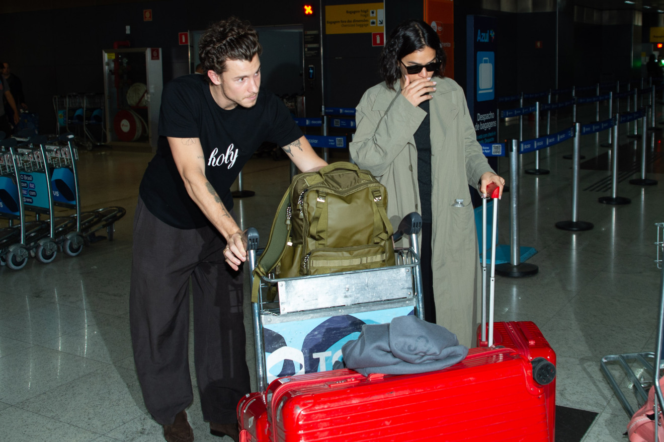 Shawn Mendes e Bruna Marquezine desembarcam no Brasil às vésperas do aniversário de namoro Shawn Mendes e Bruna Marquezine desembarcam no Brasil às vésperas do aniversário de namoro