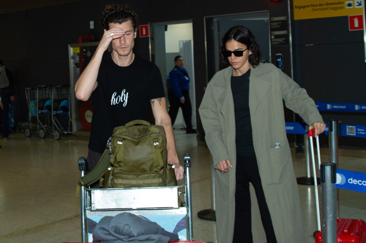 Shawn Mendes e Bruna Marquezine desembarcam no Brasil às vésperas do aniversário de namoro