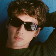 Troye Sivan: "Sou um cara gay tentando namorar gays que, por acaso, são meu público"