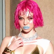Eliminada do KATSEYE, ADÉLA chega ao Top 10 da Billboard Hot 100