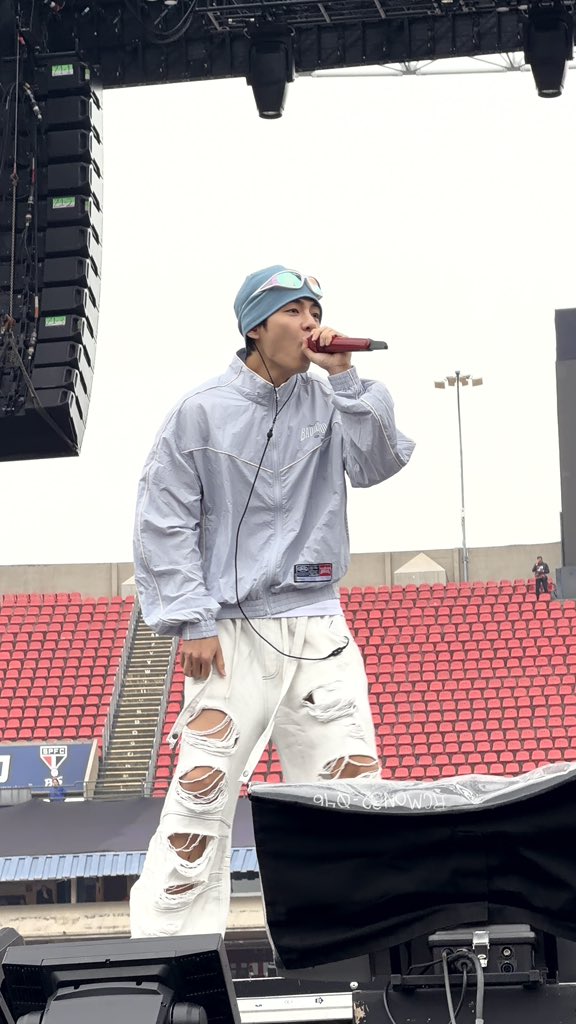 BTS inicia show no MorumBIS com passagem de som e interação em português