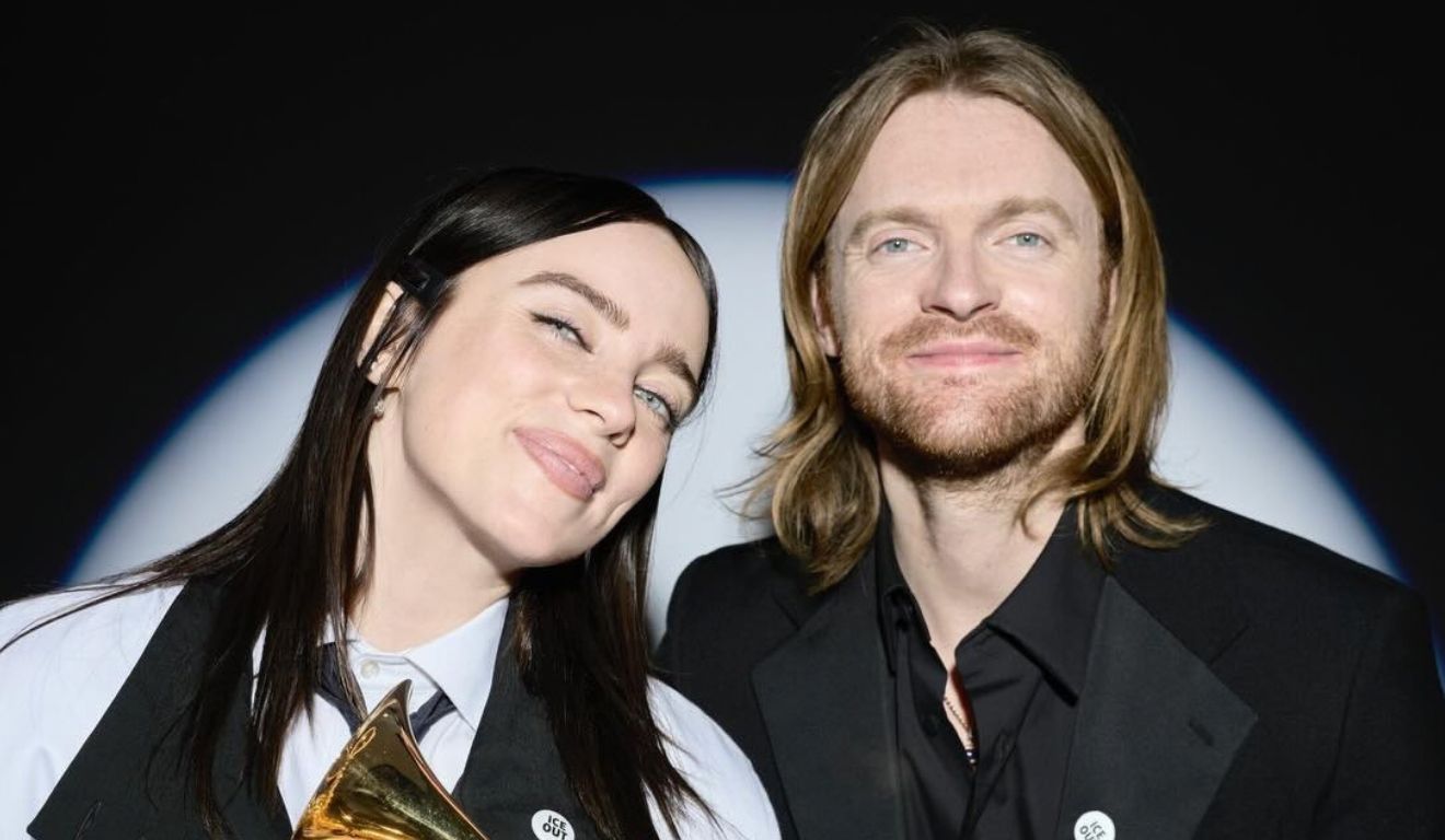 Finneas, irmão de Billie Eilish, faz alerta sobre eleições no Brasil e bolsonarismo: