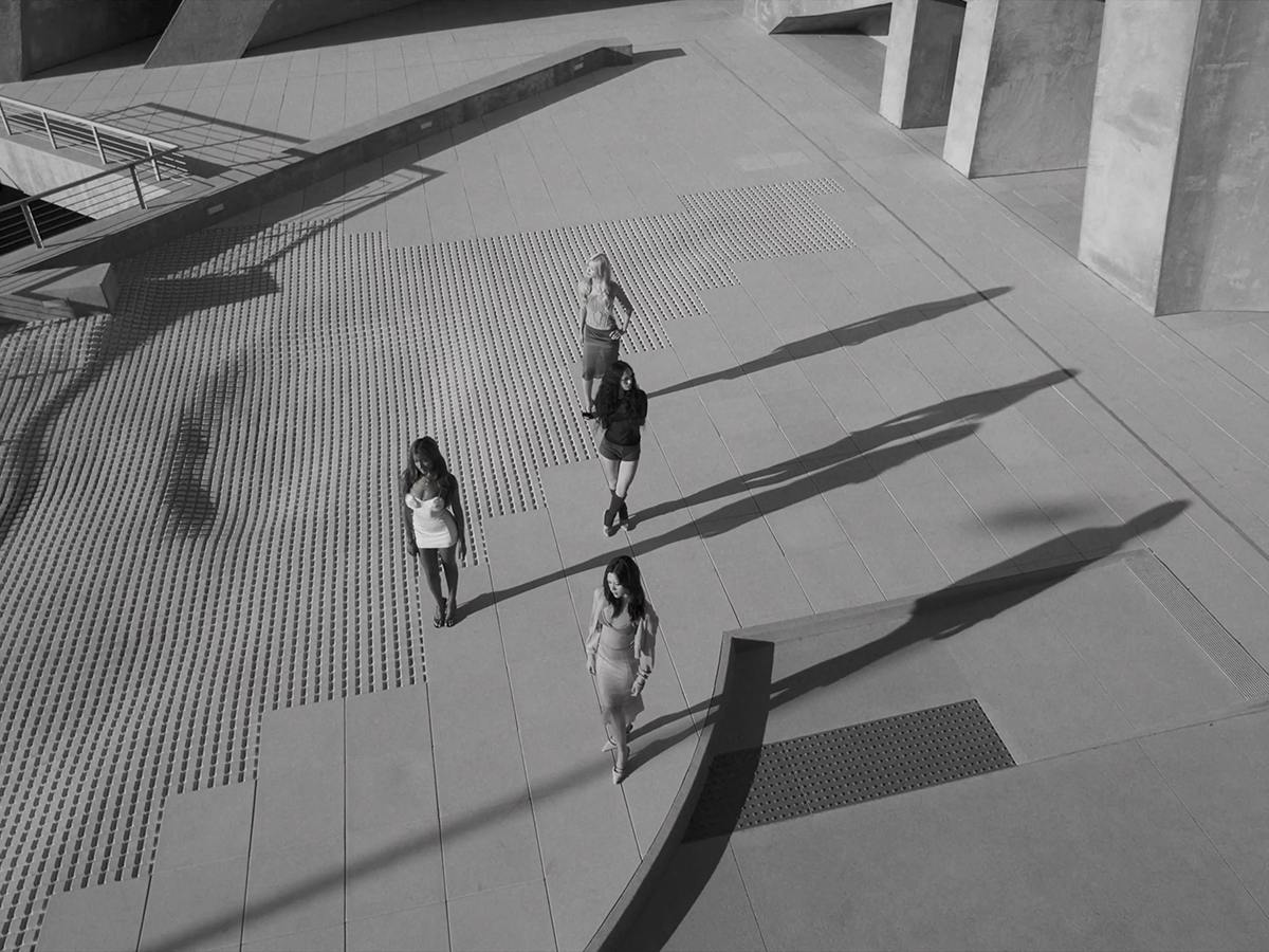 KATSEYE mostra teaser de música como quarteto: "Unloveu"