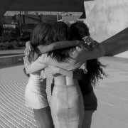 KATSEYE mostra teaser de música como quarteto: "Unloveu"