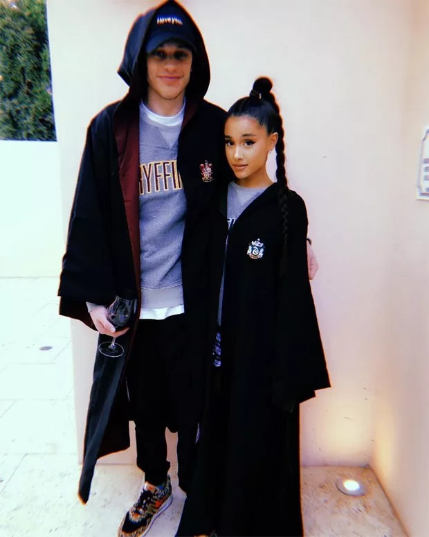 Ex-noivo de Ariana Grande, Pete Davidson defende a cantora após críticas à sua aparência