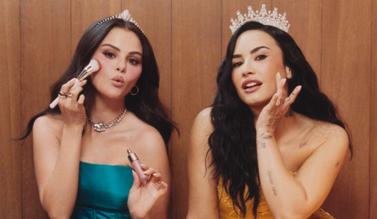Selena Gomez contrata Demi Lovato e faz publicidade com ela