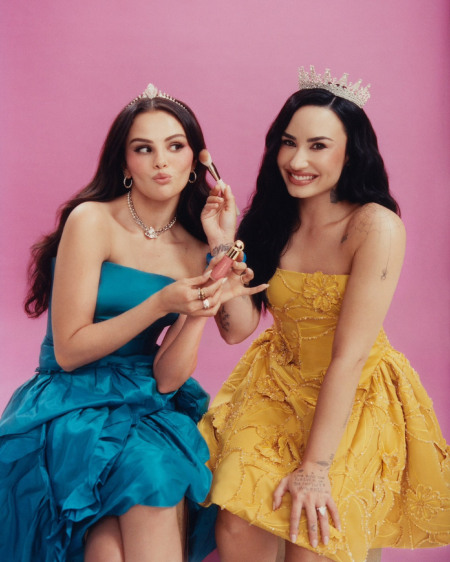 Selena Gomez contrata Demi Lovato e faz publicidade com ela