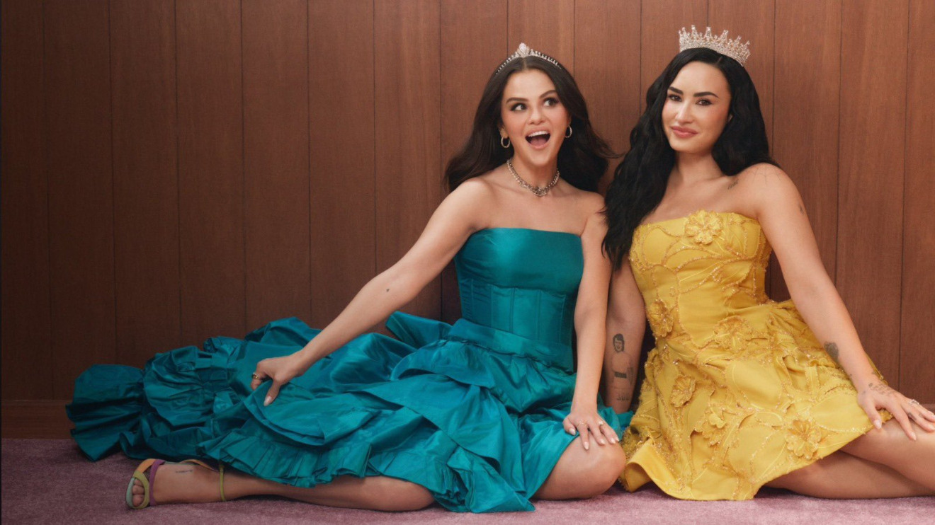 Selena Gomez contrata Demi Lovato e faz publicidade com ela