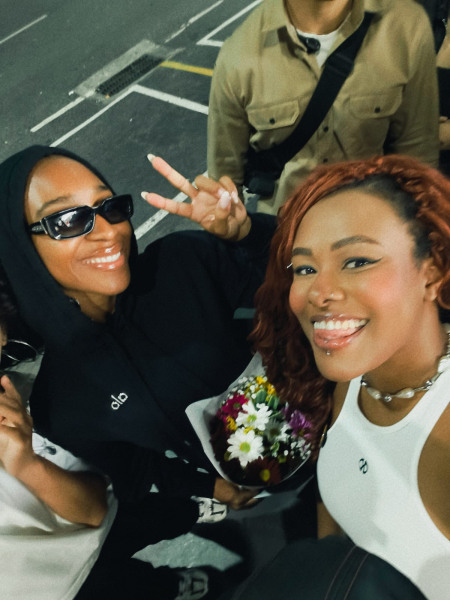 Normani chega ao Brasil pra show em São Paulo: veja vídeos